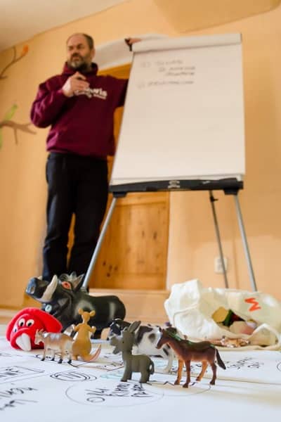 Dušan Ondrušek počas workshopu v Zaježovej. zdroj: sokratovinstitut.sk.