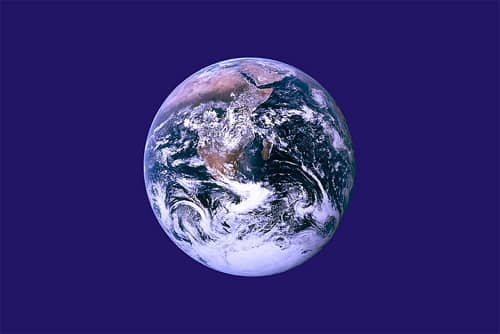 Deň Zeme má aj svoju vlajku, navrhol ju aktivista John McConnell, zdroj: wikipedia