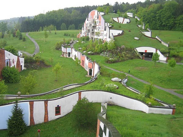 Zelená strecha ako ju realizoval F. Hundertwasser, Bad Blumau, Rakúsko