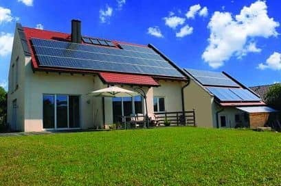 Solárny systém inštalovaný na streche rodinného domu. zdroj: Thermosolar