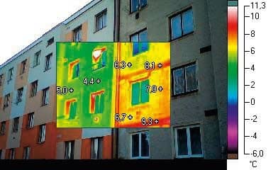 Termovízne snímky dokumentujú rozdiel, ktorý znamená zateplenie domu pri znižovaní tepelných únikov. Zdroj: Isover